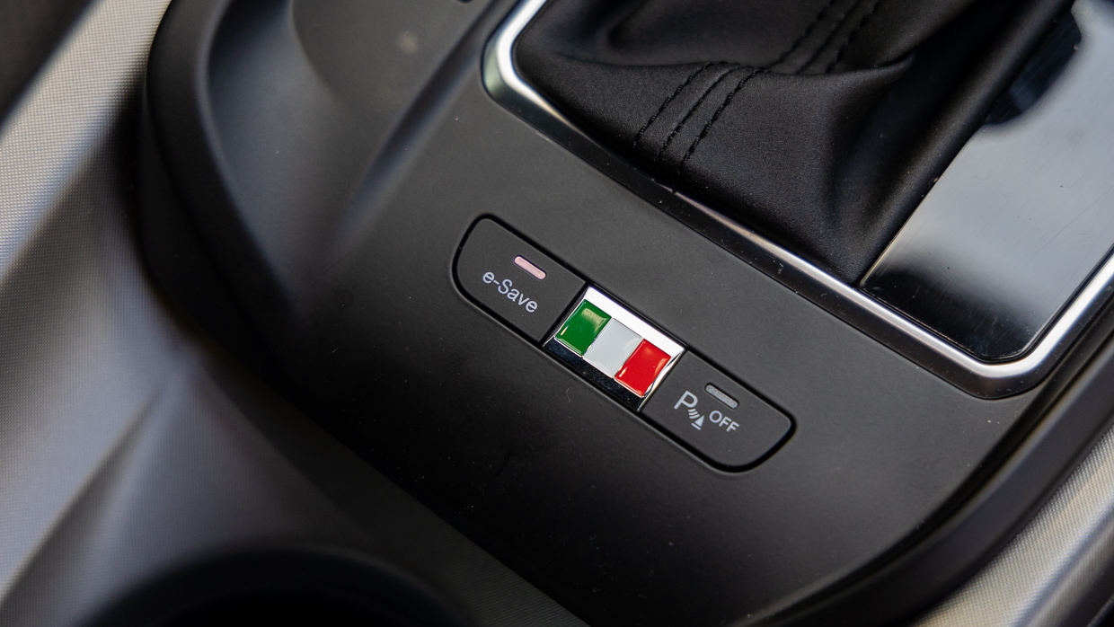interiorAlfa Romeo Tonale Veloce PHEV 2024 interior buttons
