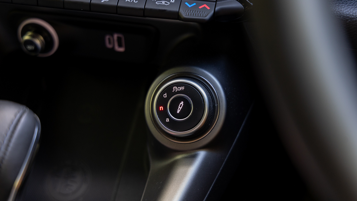interiorAlfa Romeo Tonale Veloce PHEV 2024 interior dial