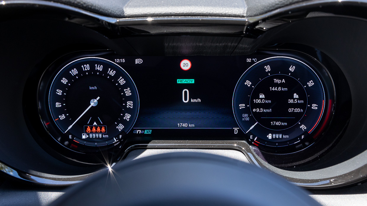 interiorAlfa Romeo Tonale Veloce PHEV 2024 interior gauges