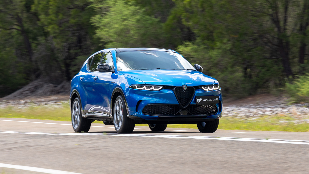 Alfa Romeo Tonale Veloce PHEV 2024 driving front 5