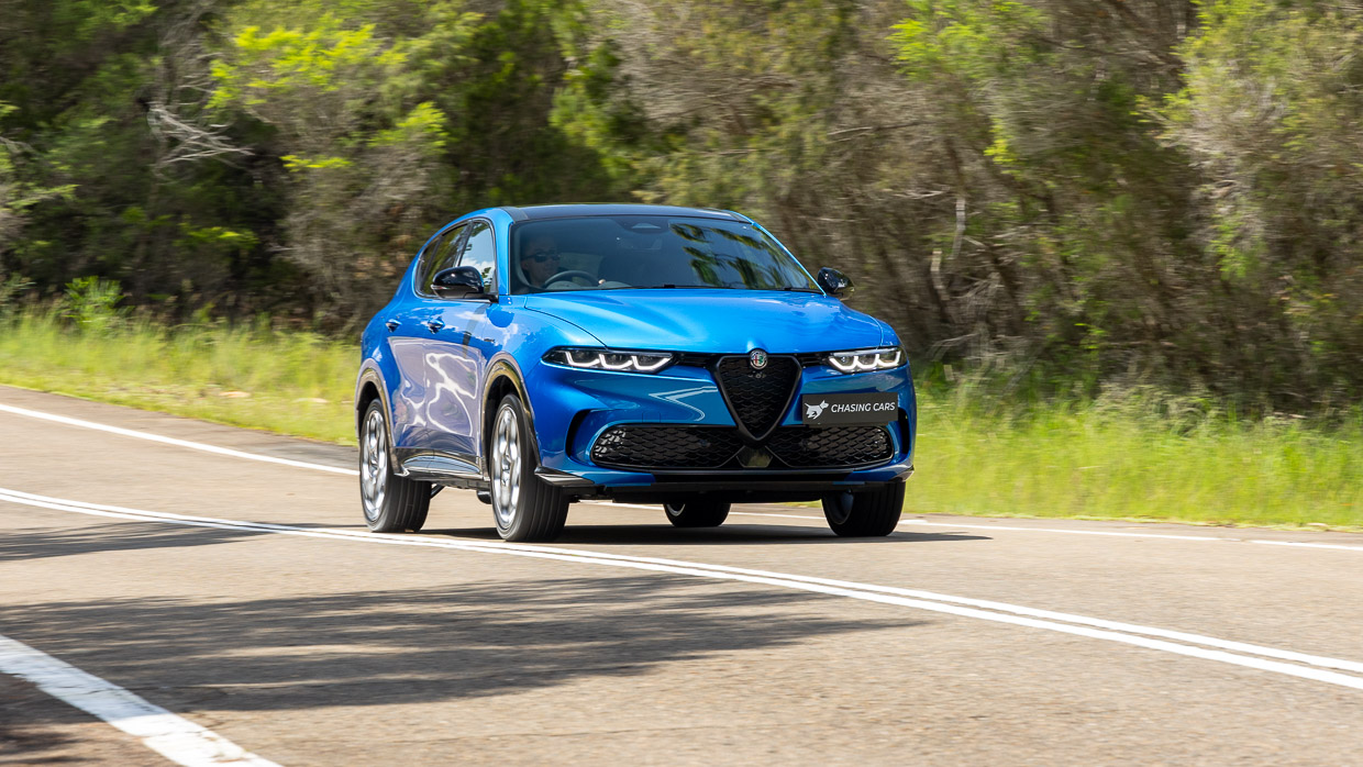 Alfa Romeo Tonale Veloce PHEV 2024 driving front 2