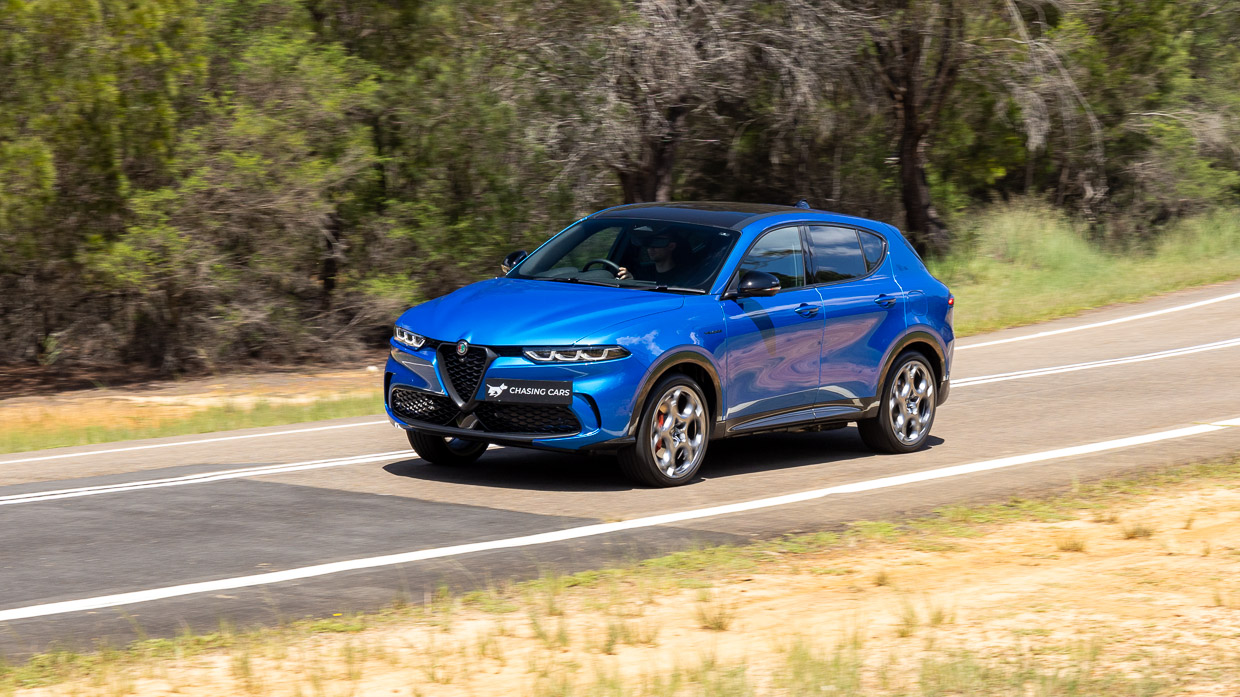 Alfa Romeo Tonale Veloce PHEV 2024 driving front