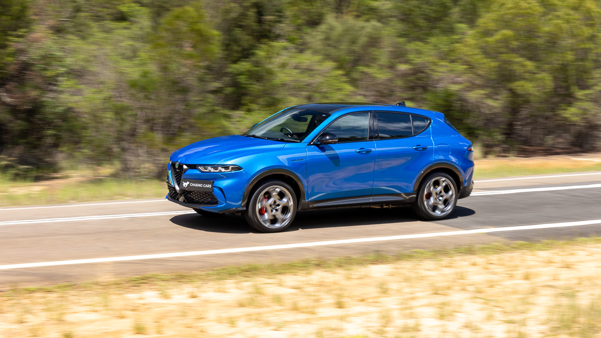 Alfa Romeo Tonale Veloce PHEV 2024 driving side 2