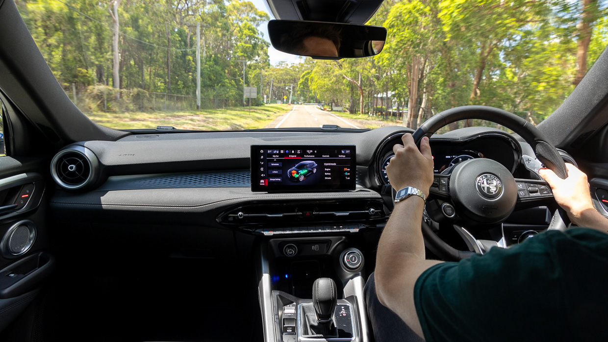 Alfa Romeo Tonale Veloce PHEV 2024 driving interior