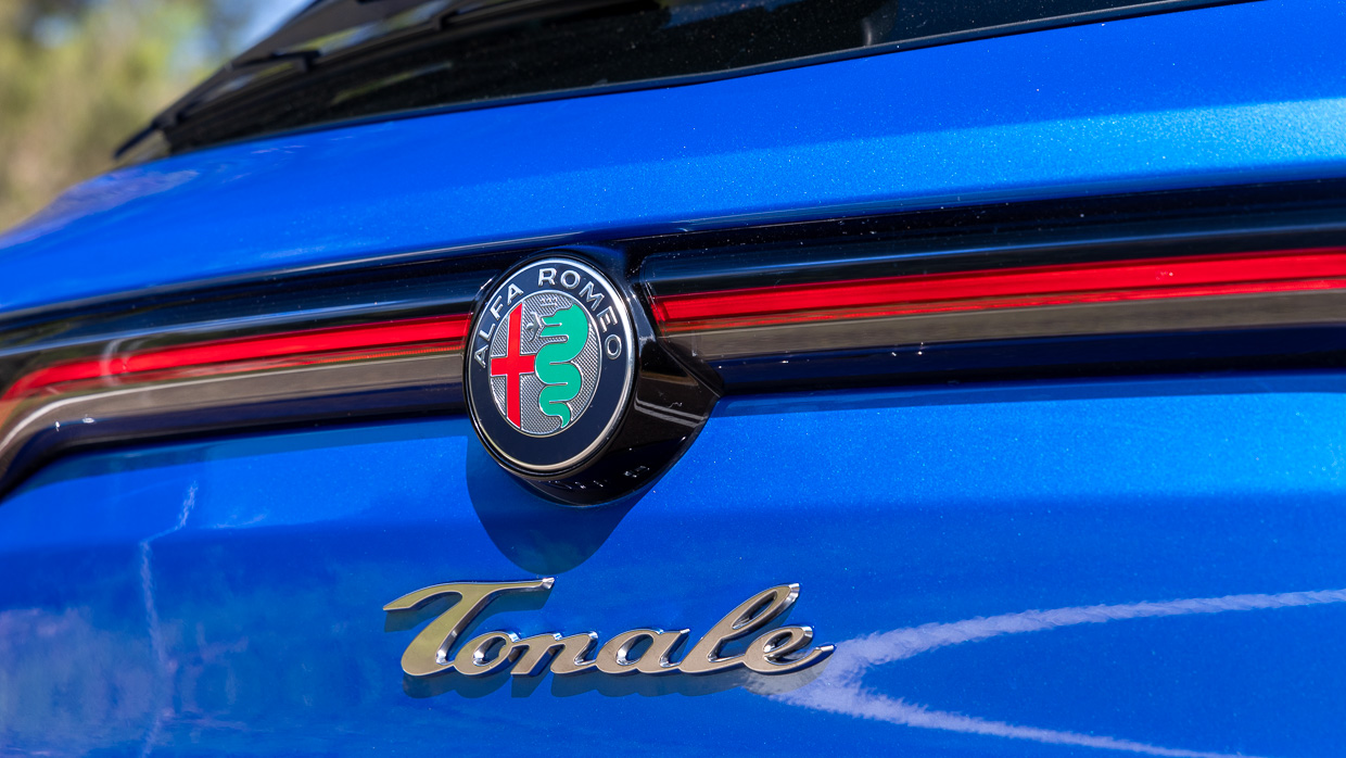 interiorAlfa Romeo Tonale Veloce PHEV 2024 badge