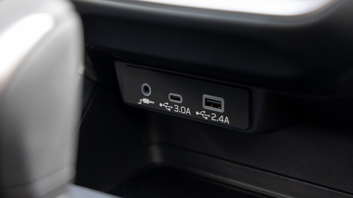 Subaru Impreza 2.0S 2024 interior USBs
