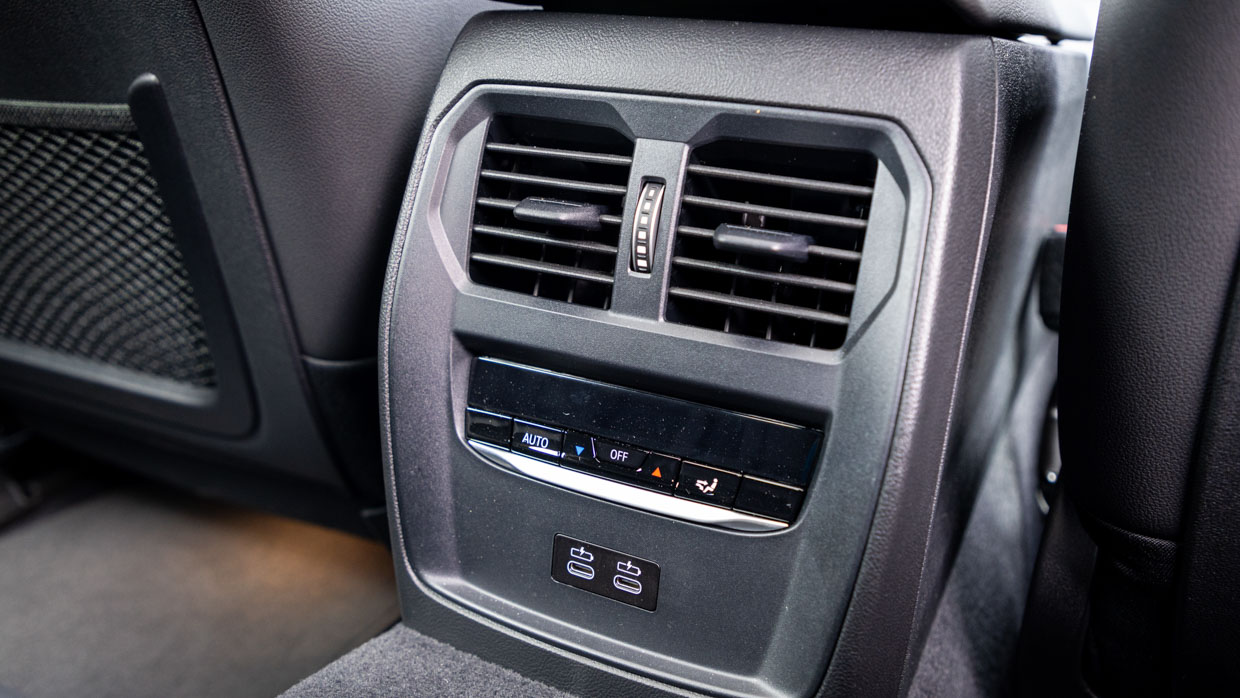 BMW i4 eDrive35 2024 interior airvents