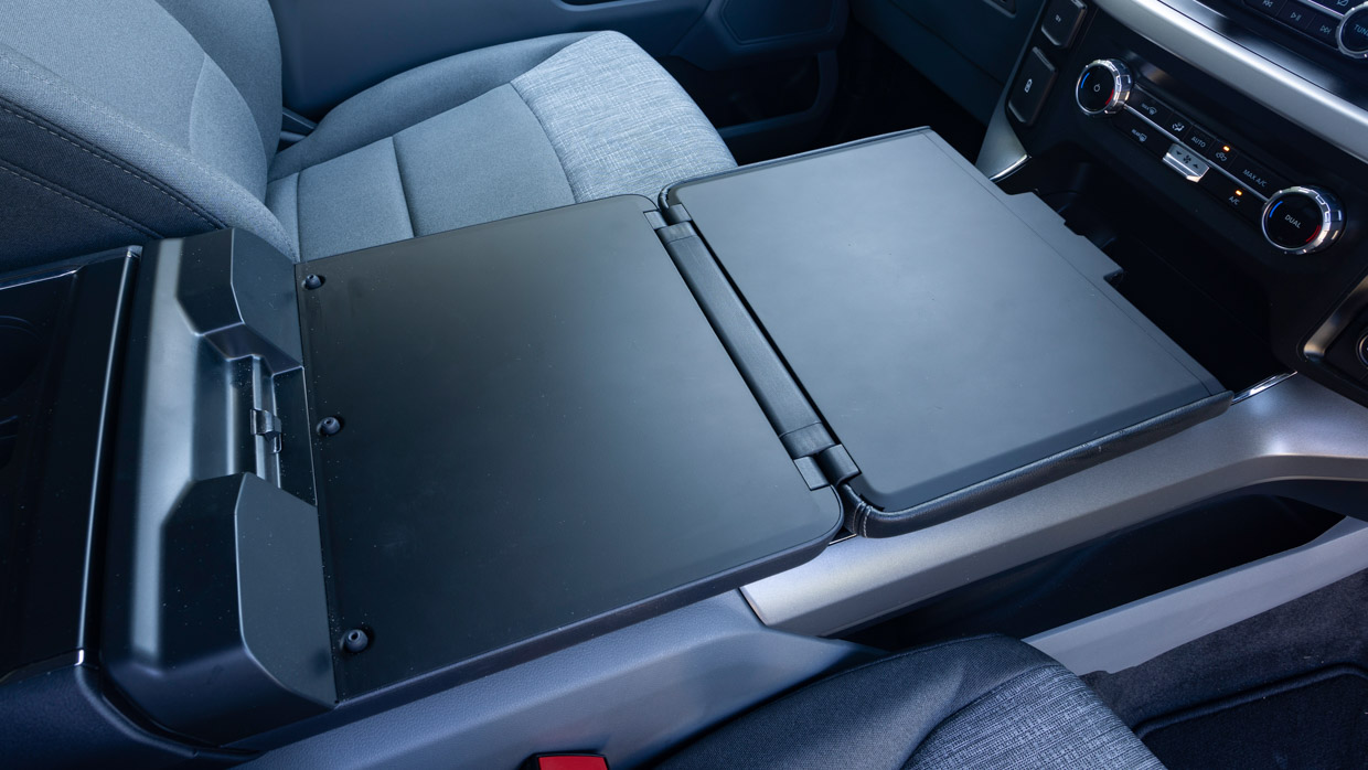 Ford F-150 XLT SWB 2024 armrest folded down