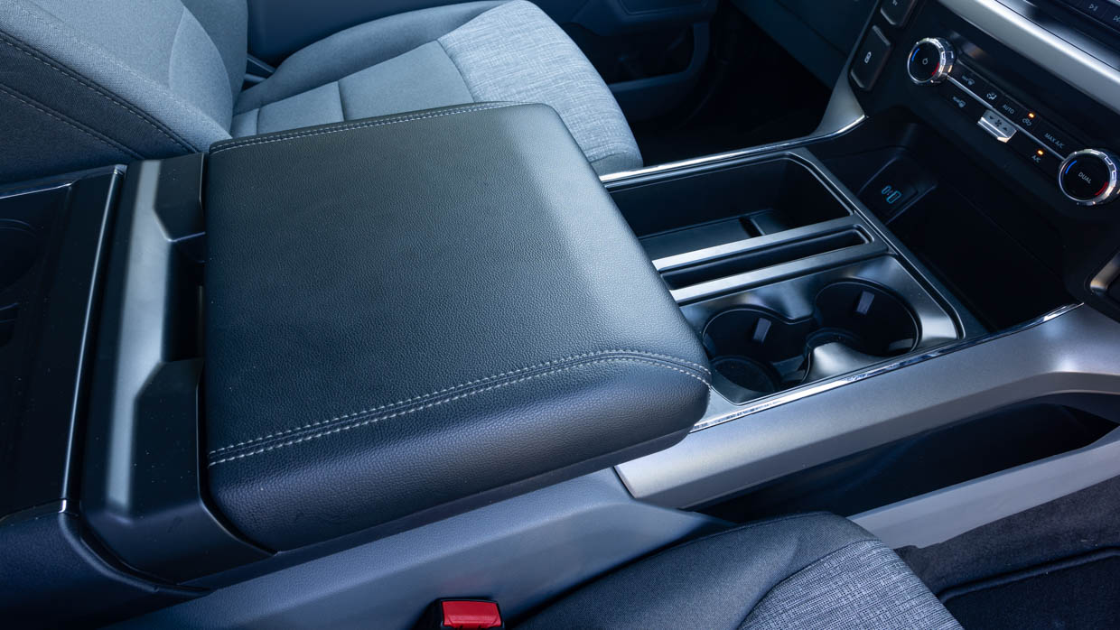 Ford F-150 XLT SWB 2024 armrest
