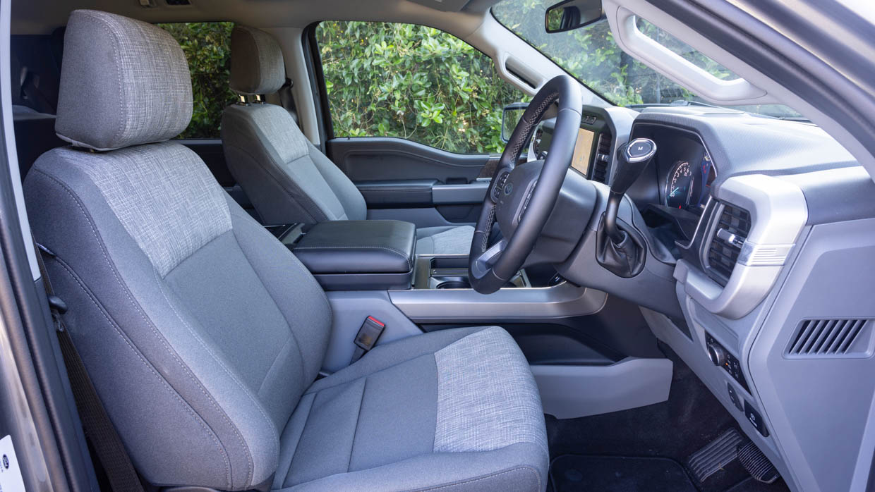 Ford F-150 XLT SWB 2024 front seat