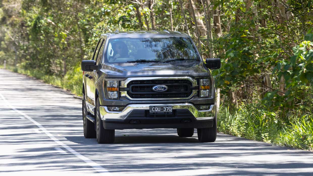 Ford F-150 XLT SWB 2024 driving