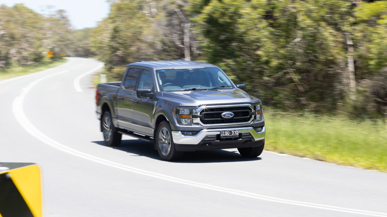 Ford F-150 XLT SWB 2024 driving front