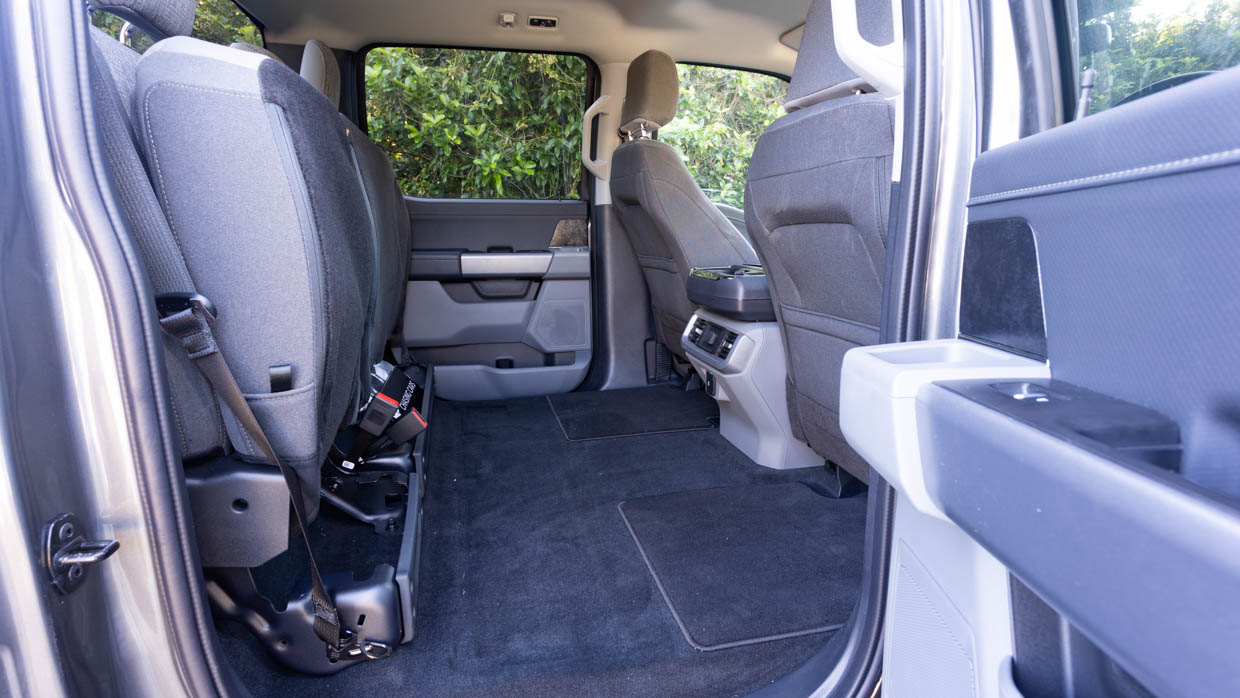 Ford F-150 XLT SWB 2024 back seat up