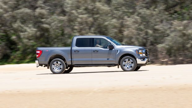 Ford F-150 XLT SWB 2024 beach driving side