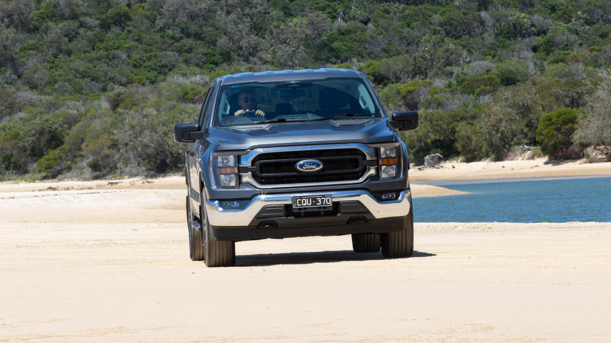 Ford F-150 XLT SWB 2024 beach driving front