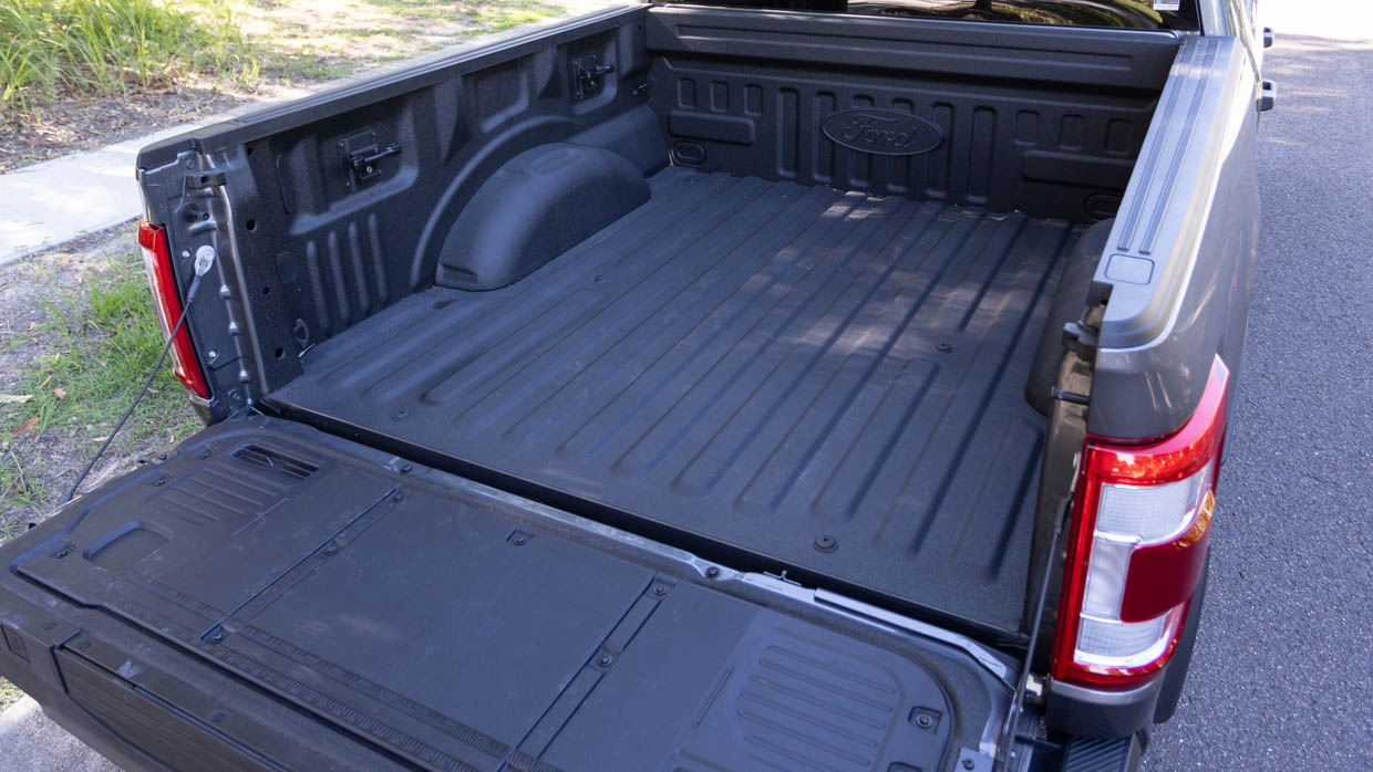 Ford F-150 XLT SWB 2024 tray