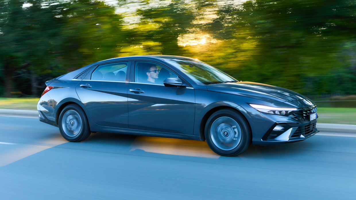 Hyundai i30 Sedan hybrid 2024 driving side