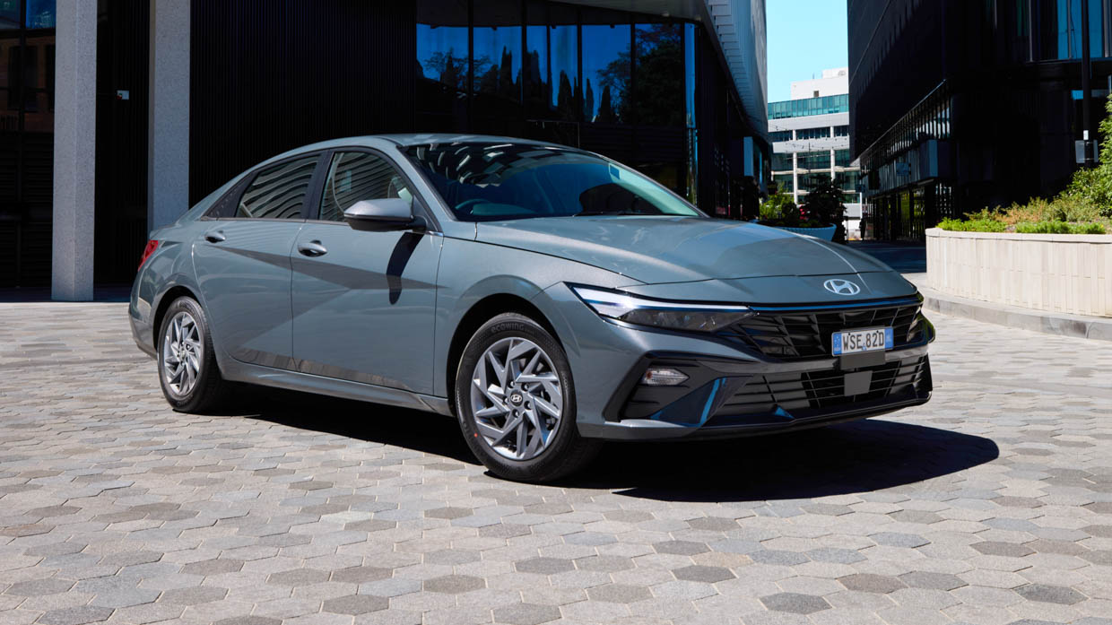 Hyundai i30 Sedan hybrid 2024 front 3/4 2