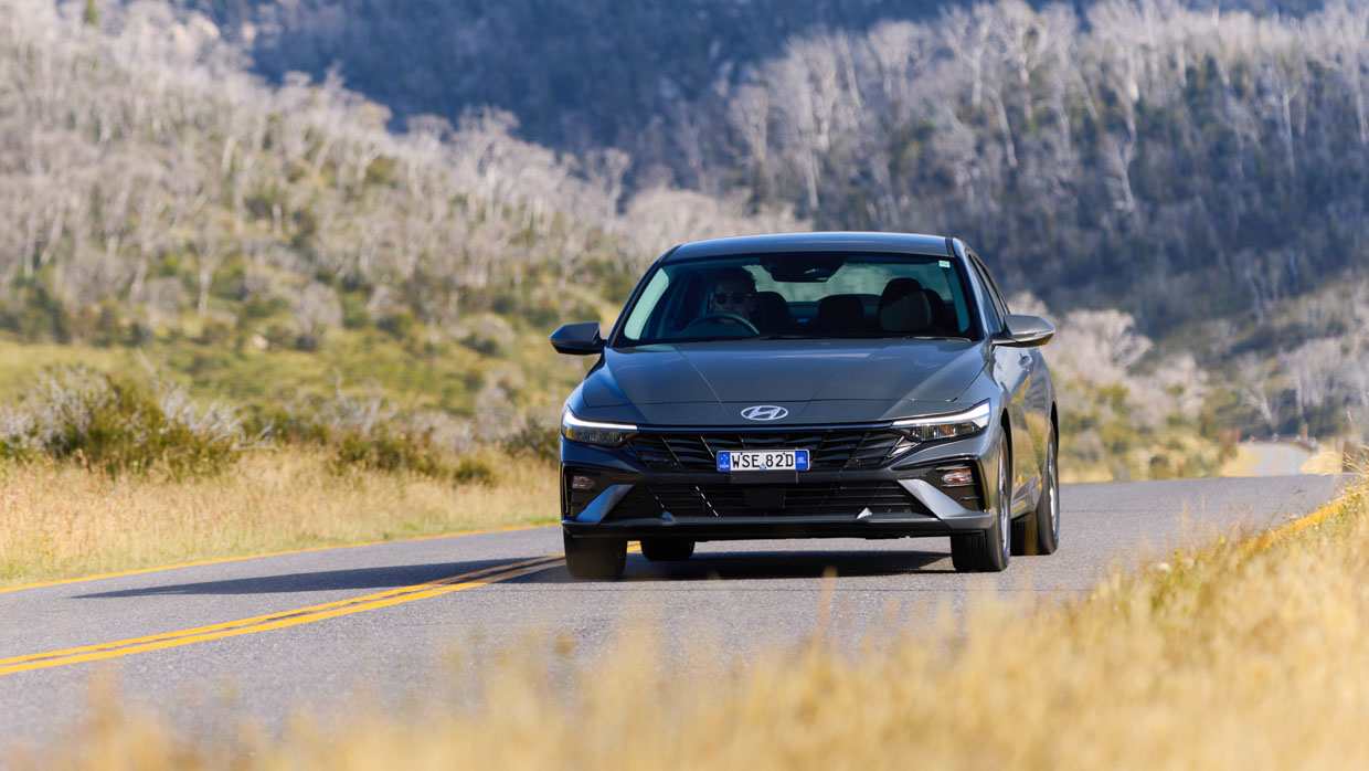 Hyundai i30 Sedan hybrid 2024 driving front 2