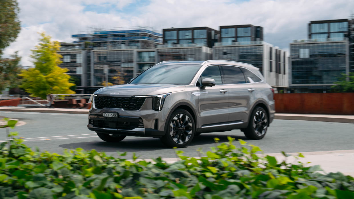 Kia Sorento GT-Line diesel 2024 front 3/4 driving 2