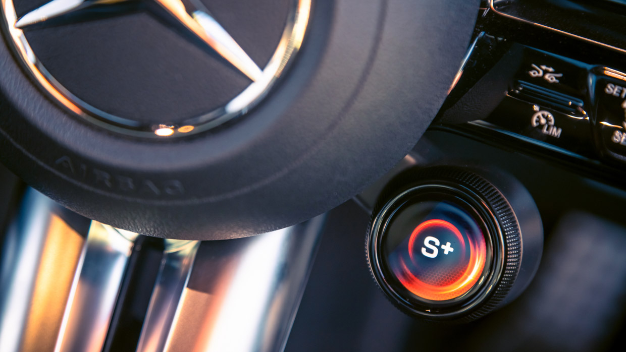 Mercedes-AMG C63 S E-Performance 2024 interior dial