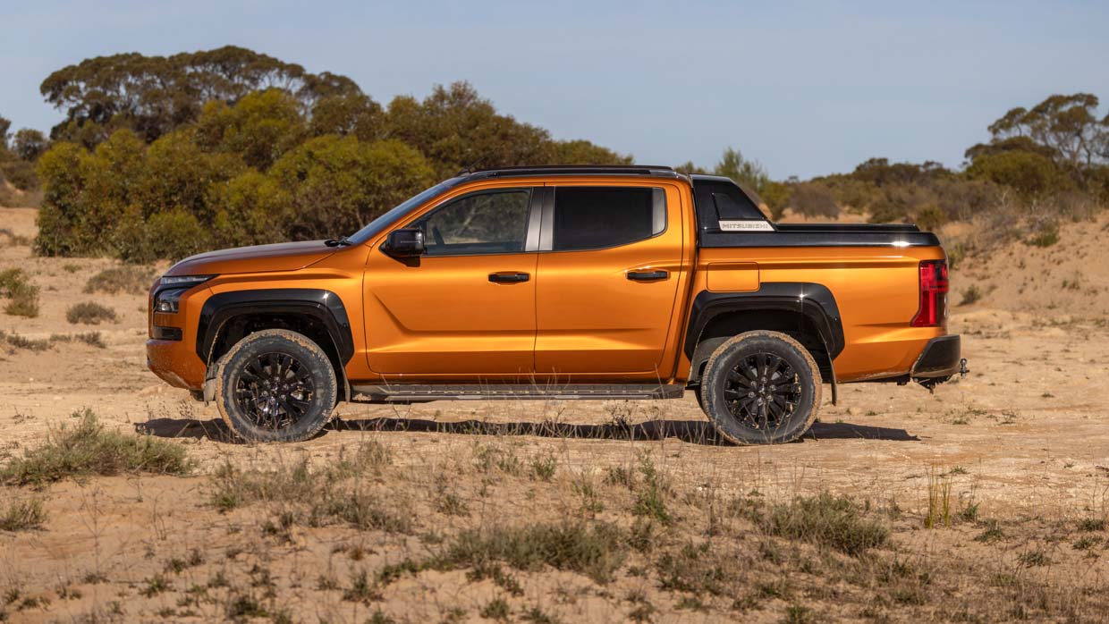 Mitsubishi Triton GSR 2024 side