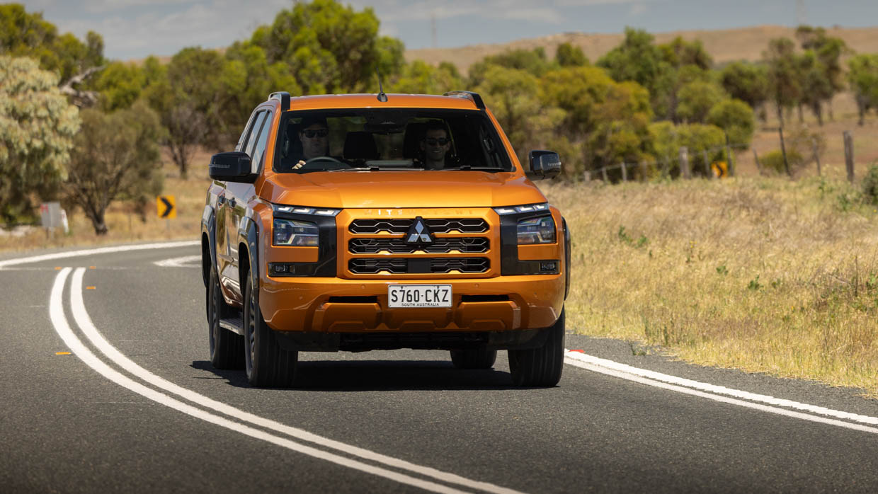 Mitsubishi Triton GSR 2024 driving front 3