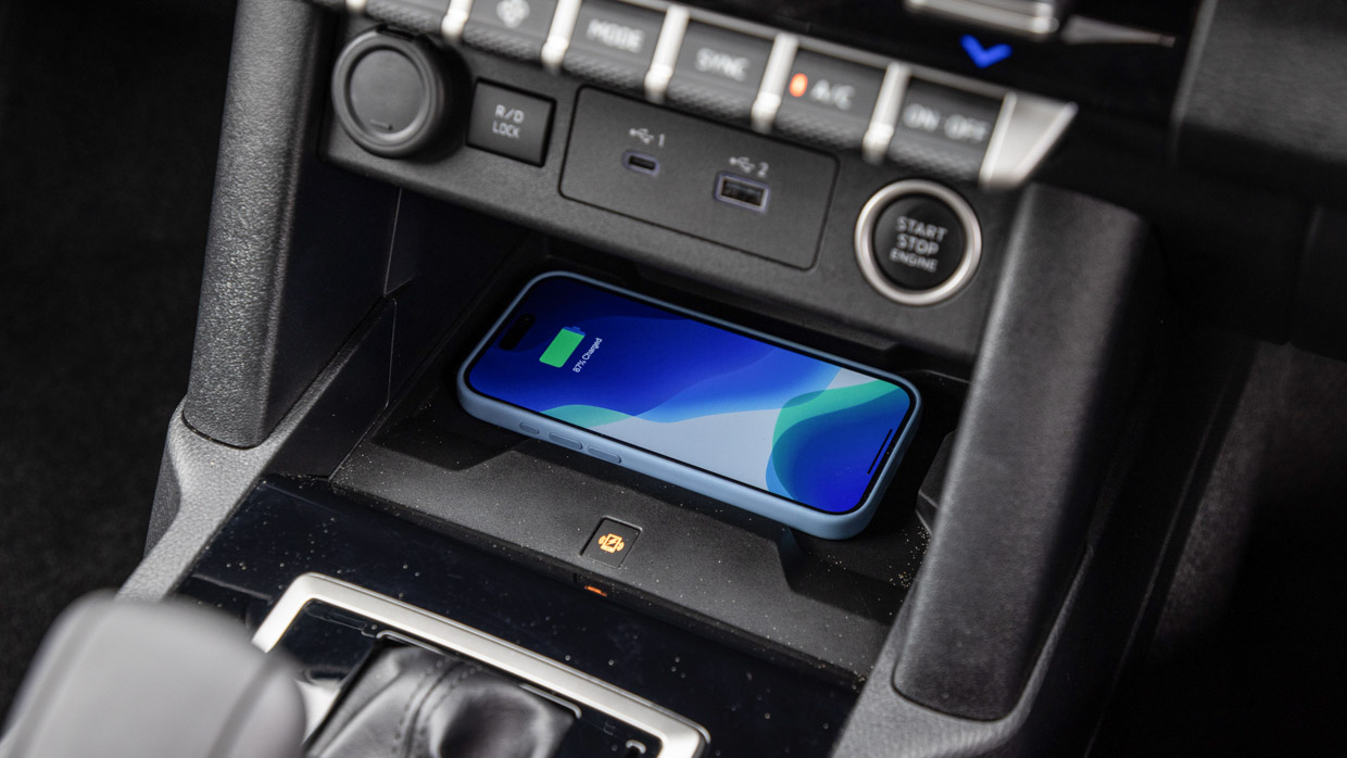 Mitsubishi Triton GSR 2024 wireless charger