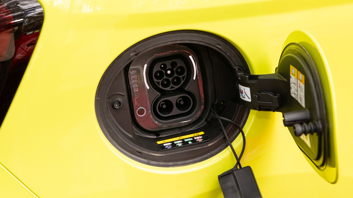 Abarth 500e 2024 charging port