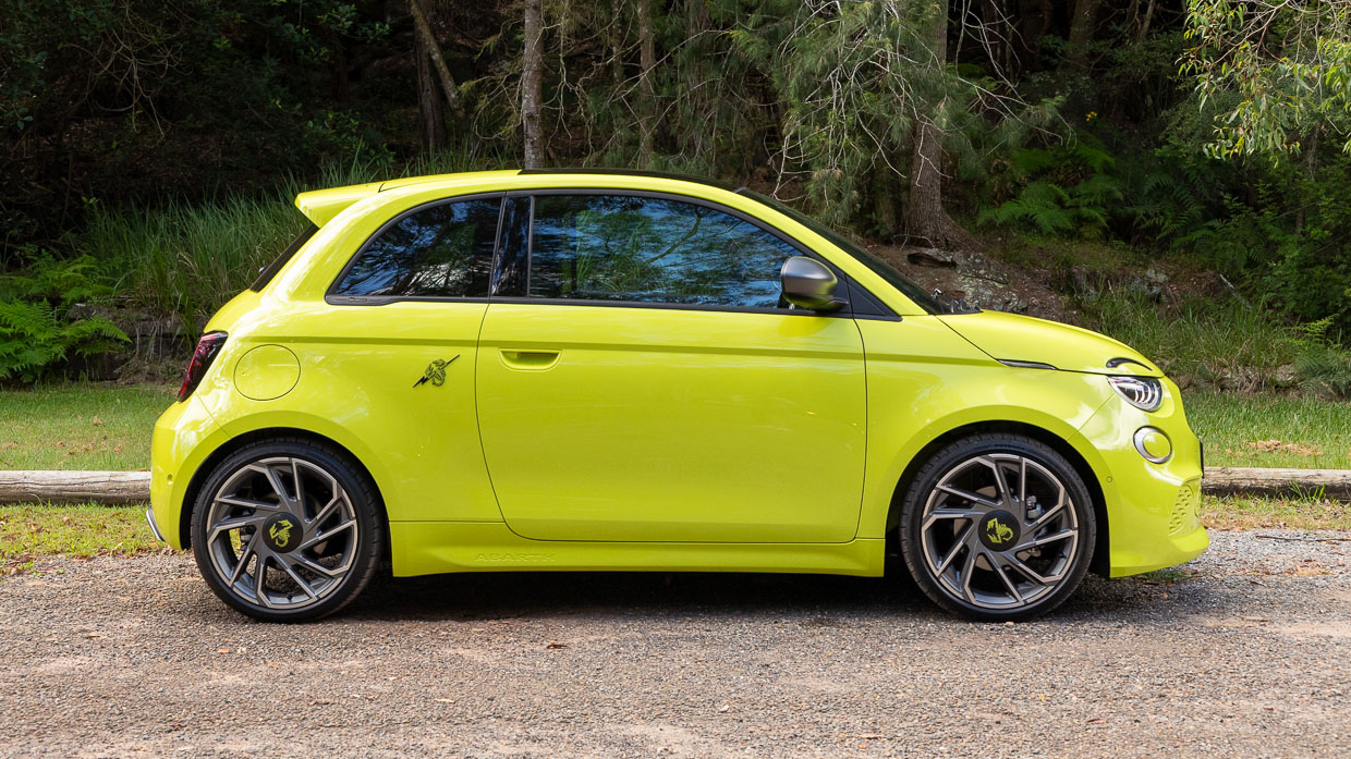 Abarth 500e 2024 side