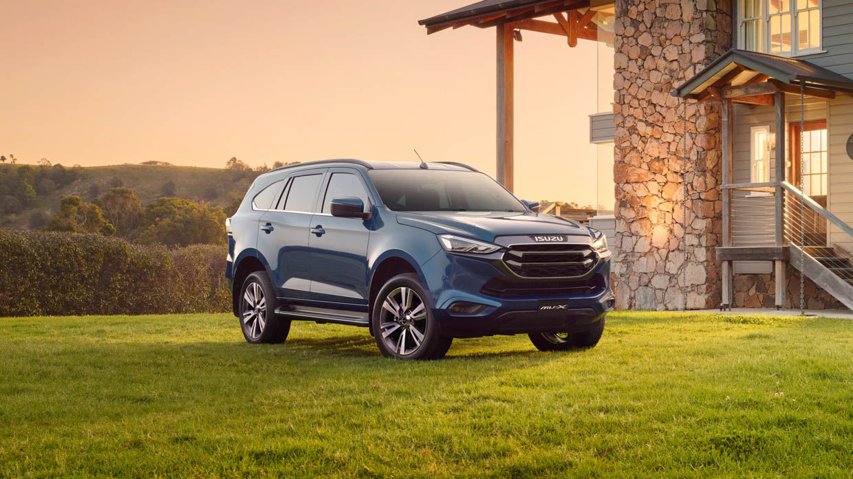 2024 Isuzu MU-X LS-T front 3/4 2