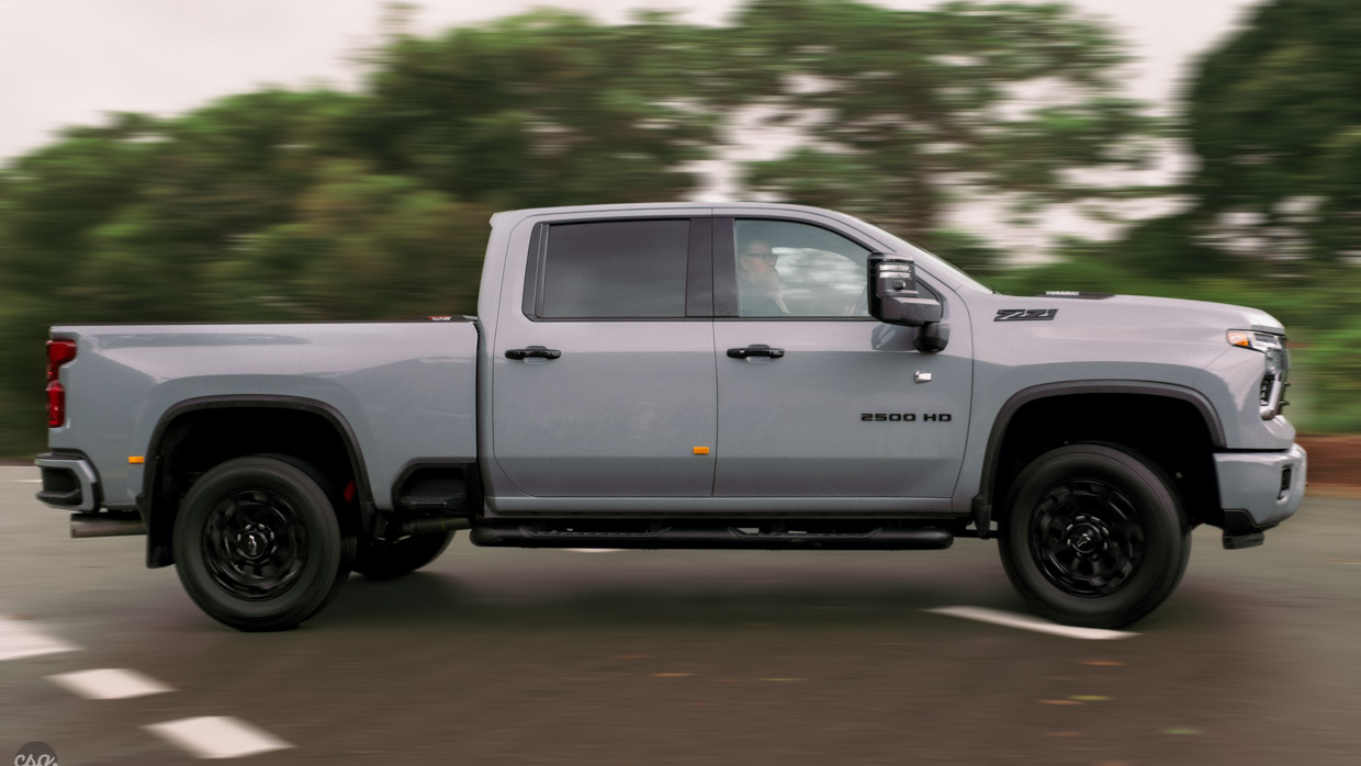 Chevrolet Silverado 2500 HD 2024 front 3/4 driving 4