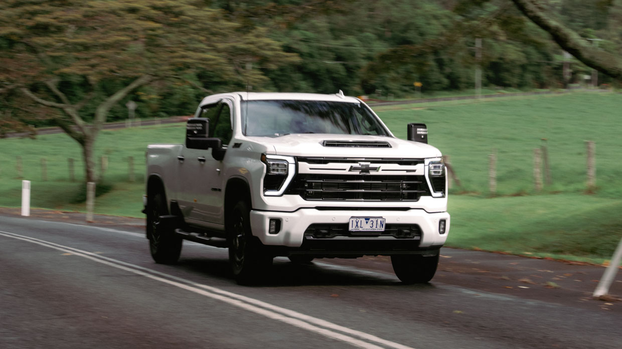 Chevrolet Silverado 2500 HD 2024 front 3/4 driving 2