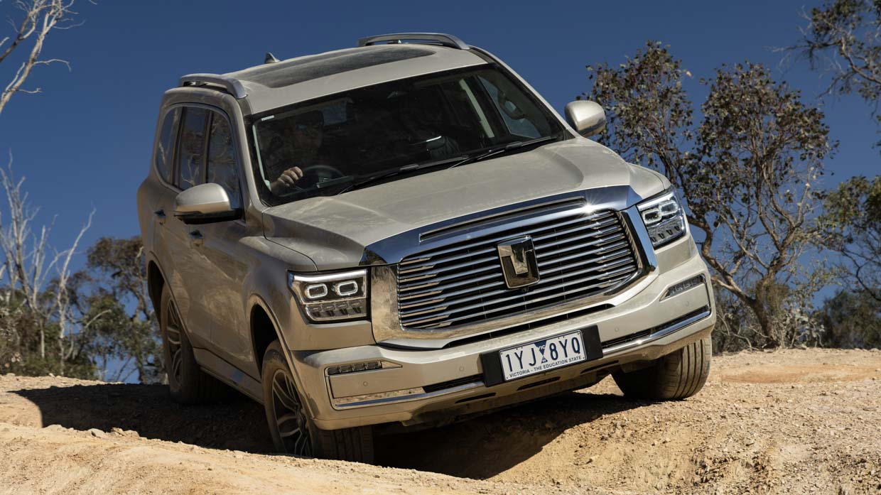 GWM Tank 500 Ultra Hybrid 2024 driving off road front
