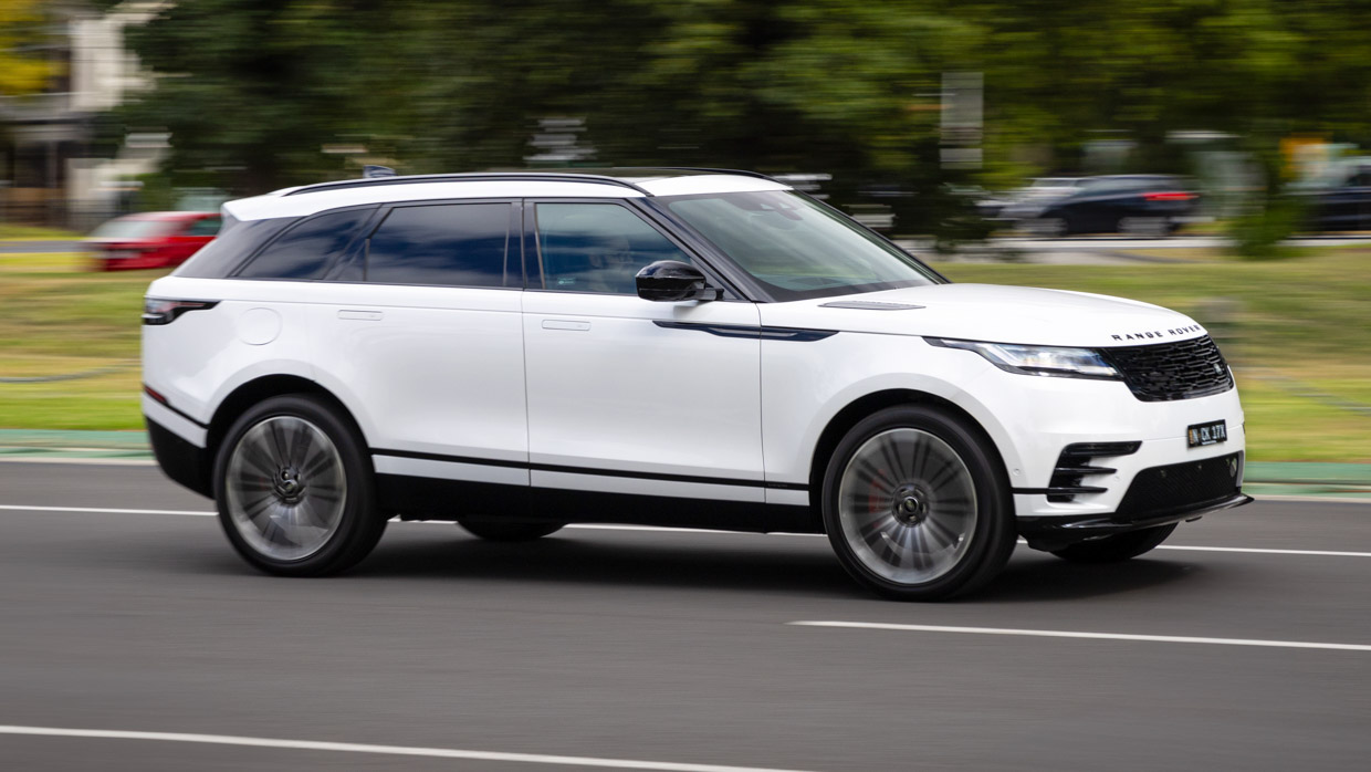 Range Rover Velar P400 2024 driving