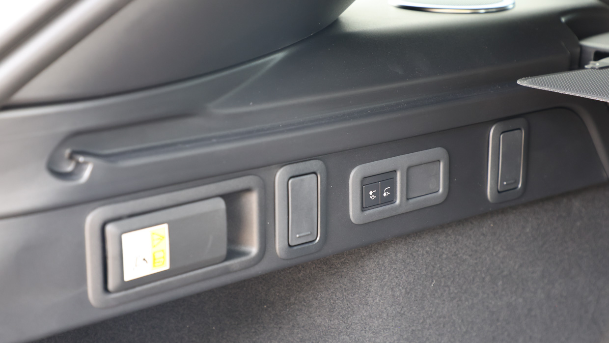 Range Rover Velar P400 2024 boot buttons