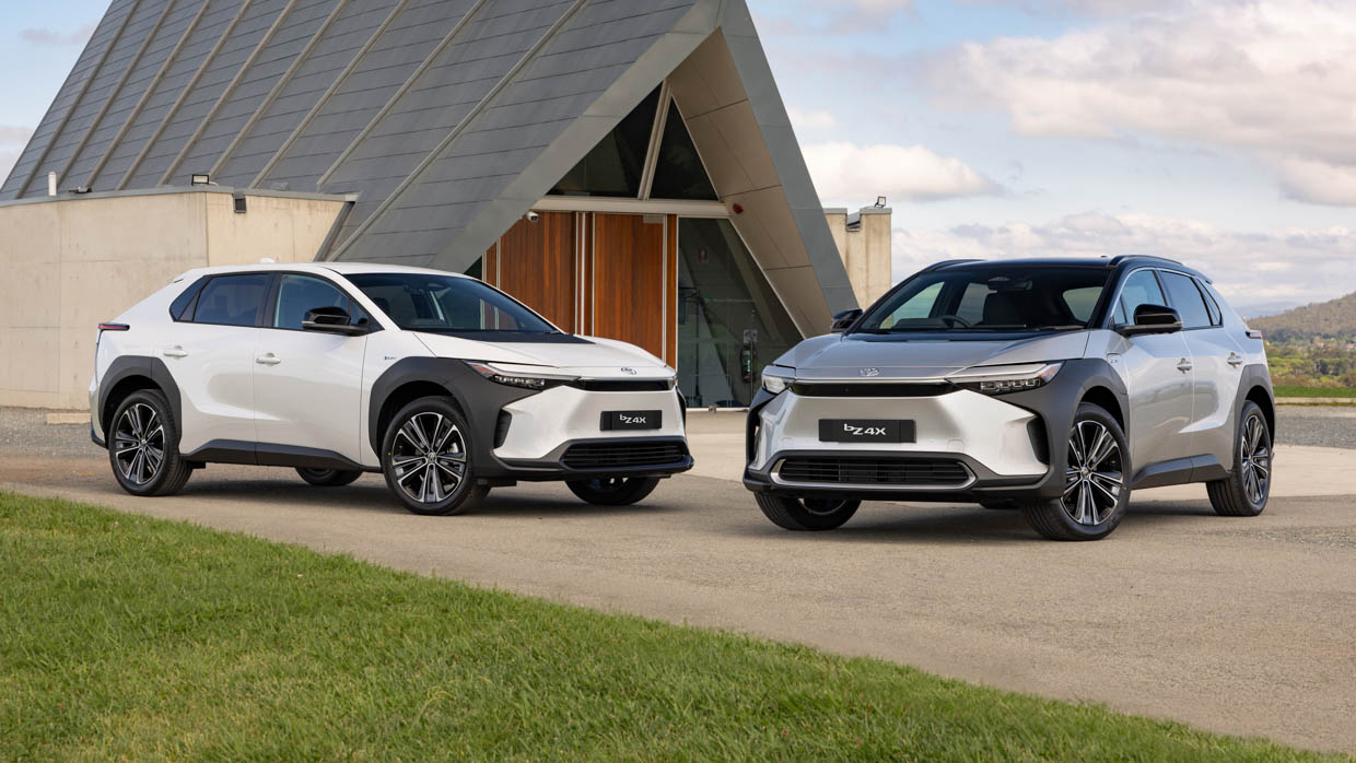 Toyota bZ4X 2024 FWD (L) and AWD (R).