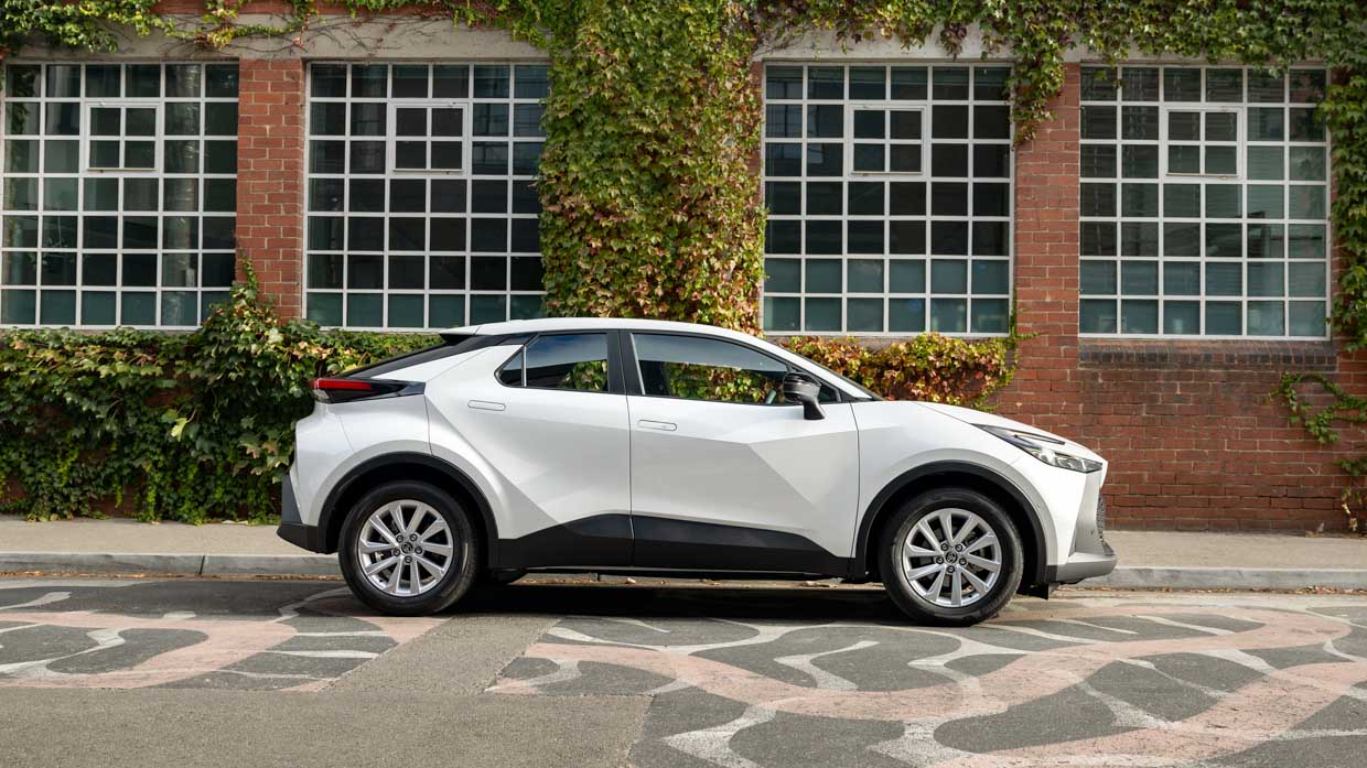 Toyota C-HR 2024 GXL side