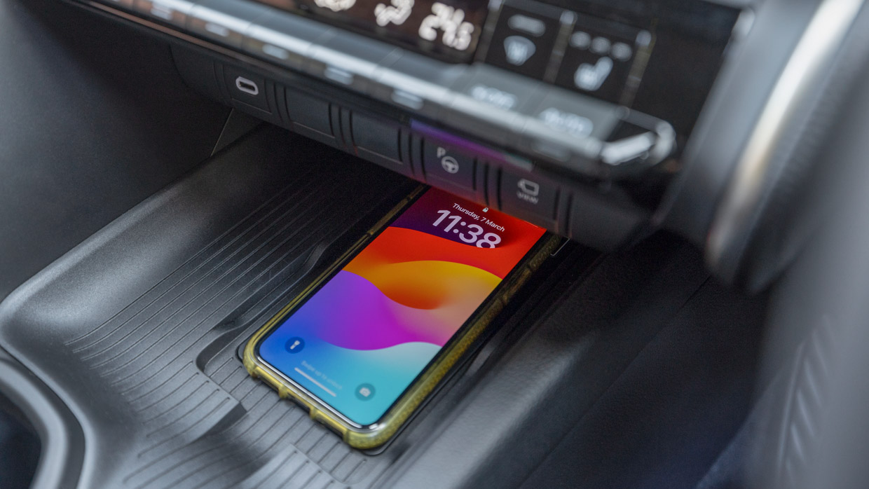 Toyota C-HR 2024 Koba wireless charger