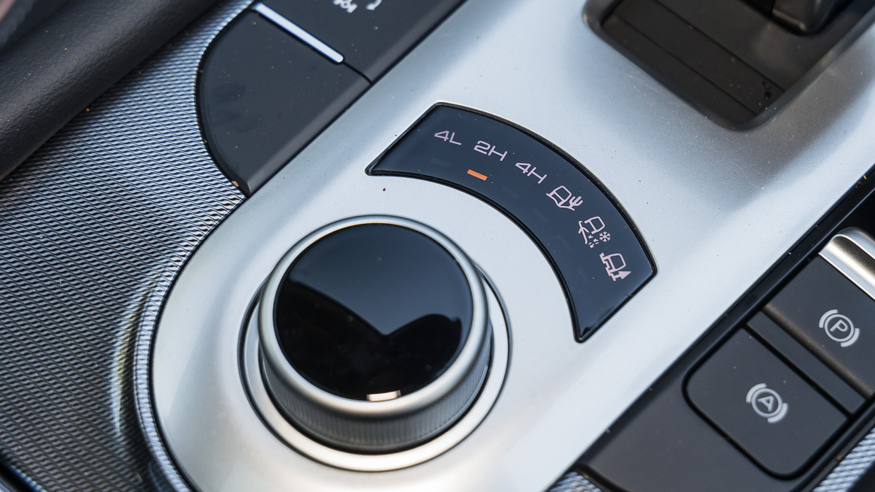 GWM Ute Cannon XSR 2024 interior low rang toggle