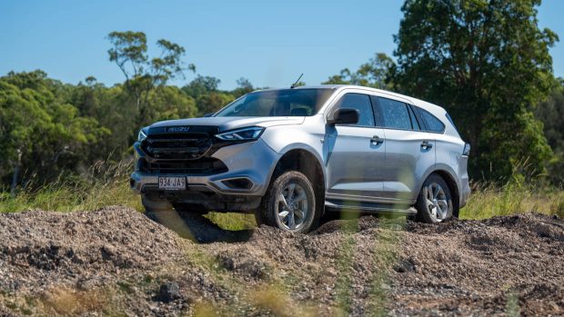 2024 Isuzu MU-X LS-M 1.9L Mercury Silver Off-Road (2)
