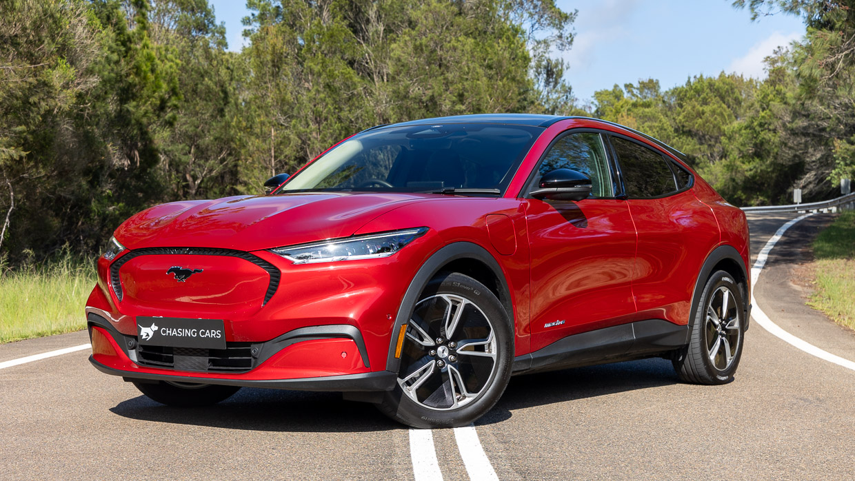 Ford Mustang Mach-E Select 2024 front 3/4 close