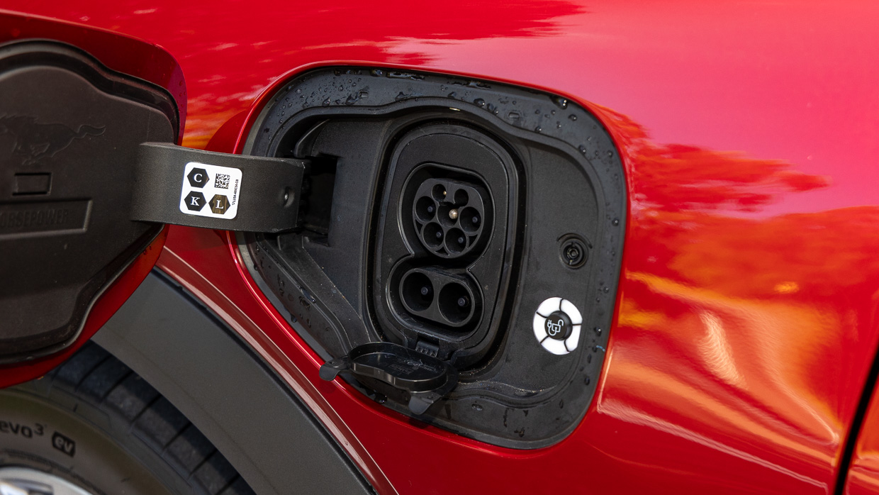 Ford Mustang Mach-E Select 2024 charging point
