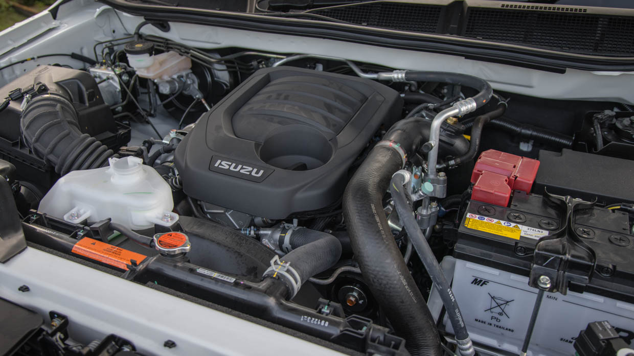 2024 Isuzu D-Max LS-U 1.9 4x4 engine bay side angle