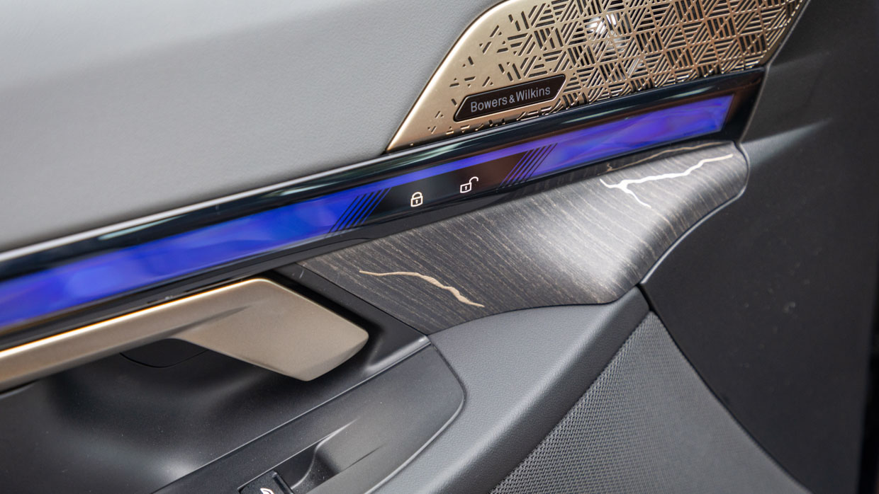 BMW 520i 2024 door inlay