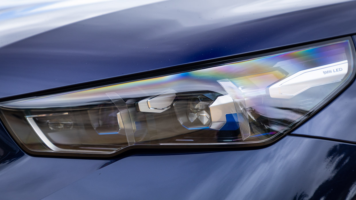 BMW 520i 2024 front 3/4 headlight