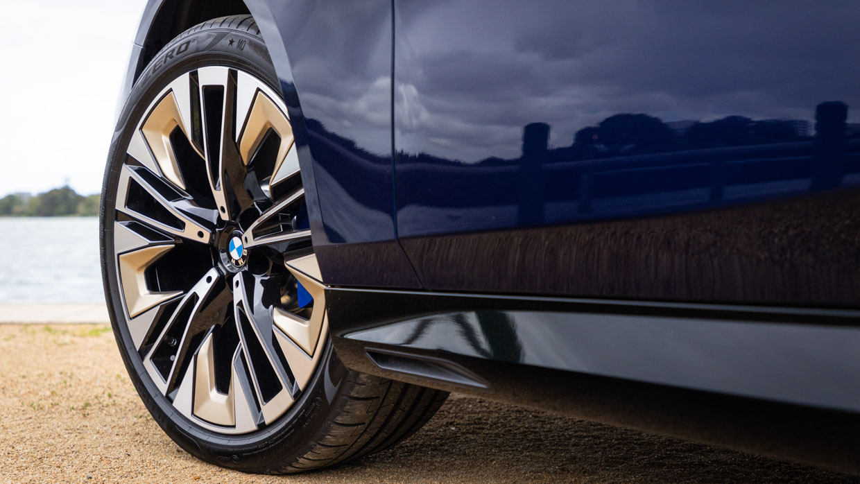 BMW 520i 2024 wheel far
