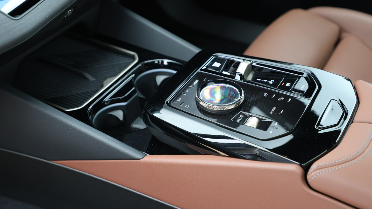 BMW 520i 2024 interior detail