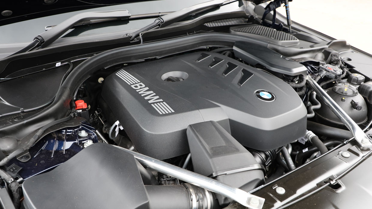 BMW 520i 2024 engine