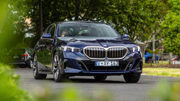 BMW 520i 2024 riding front
